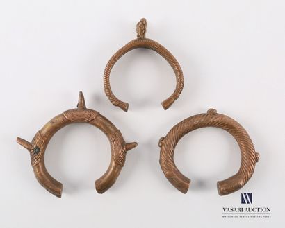 null AFRIQUE

Lot de trois bracelets monnaie ou manilles en cuivre à décor stries...