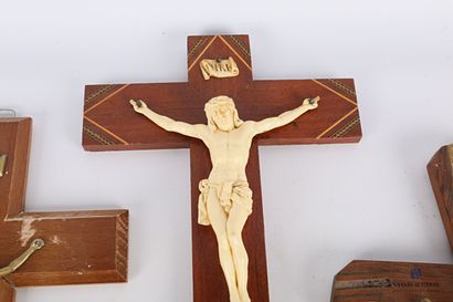 null Lot de douze crucifix en métal, bois ou résine de différentes tailles

Haut....