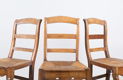 null Suite of three chairs in natural wood, the slightly inclined back presents three...