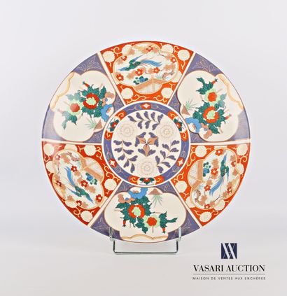 null Fine earthenware dish of round form with decoration, in the Imari taste, of...