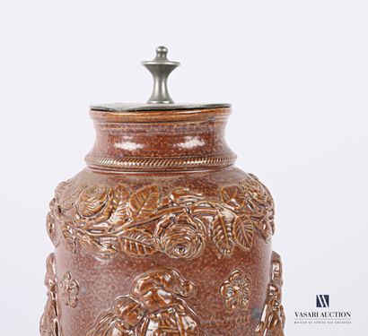 null BEAUVAIS

A stoneware tobacco pot in bottle form, the lid in pewter and cork,...