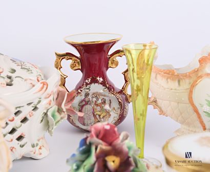 null Lot en porcelaine comprenant un vase soliflore à décor d'ibis et hibiscus (Haut....