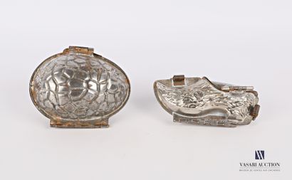 null Set of two metal chocolate moulds, one representing a hoof (L.: 14 cm - W.:...