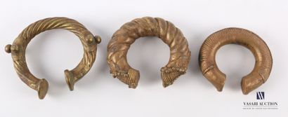 null AFRIQUE

Lot de trois bracelets monnaie ou manilles en bronze et cuivre à décor...