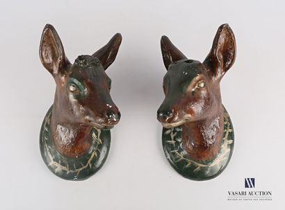 null Two heads of deer in cape in painted plaster 

(chips, jumps in the patina and...