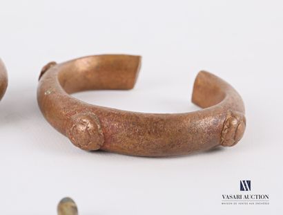 null AFRIQUE

Lot de quatre bracelets monnaie ou manilles en bronze et cuivre, à...