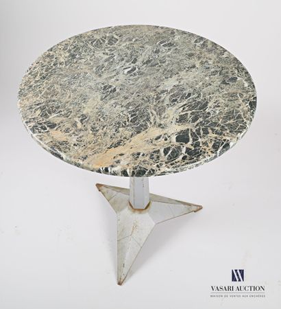 null Table de bistrot en métal, le plateau en marbre vert de mer de forme ronde repose...