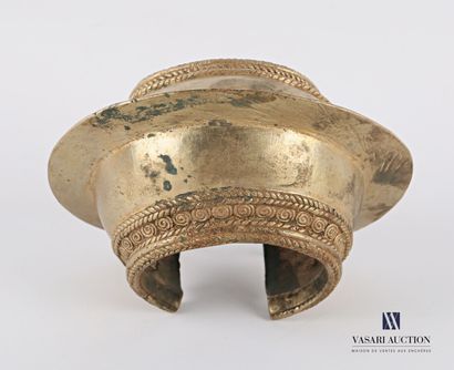 null MOSSI- BURKINA FASO

Bronze bracelet curved with a fin, the edges hemmed with...