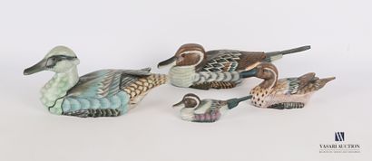 null Set of four painted wooden ducks 

From 25 to 14 cm in length