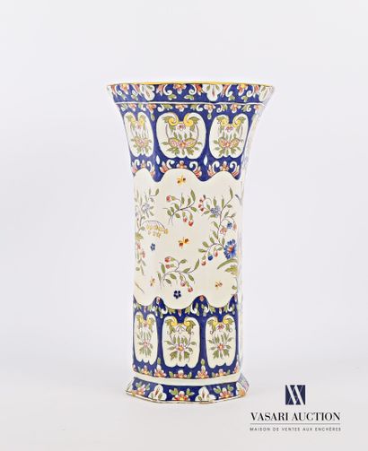 null Vase octogonal en faïence de Rouen à décor polychrome d'un oiseau apportant...