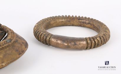 null AFRIQUE

Lot de trois bracelets monnaie ou manilles en bronze à décor de billes,...
