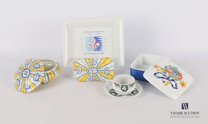 null Lot en porcelaine comprenant une tasse et sa sous-tasse à décor de fleurs, marquées...