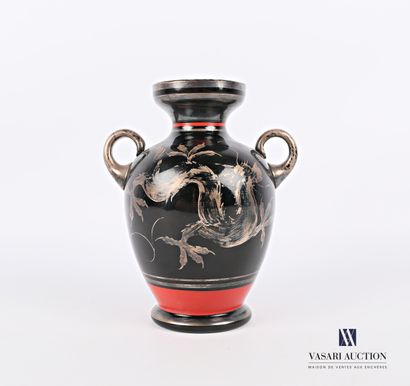 null Vase en porcelaine noire de forme balustre à décor d'un dragon chinois encadré...