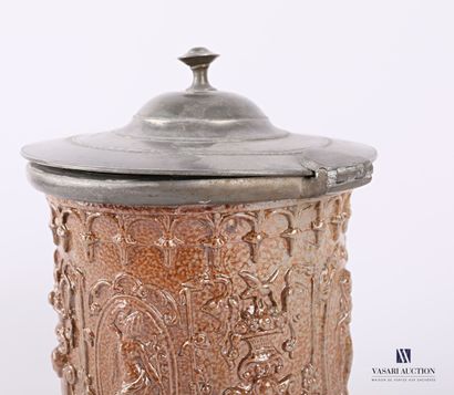 null BEAUVAIS

Tobacco pot of cylindrical shape in stoneware, the lid in pewter with...