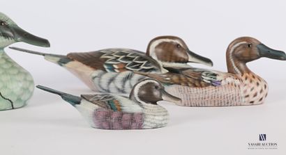 null Set of four painted wooden ducks 

From 25 to 14 cm in length