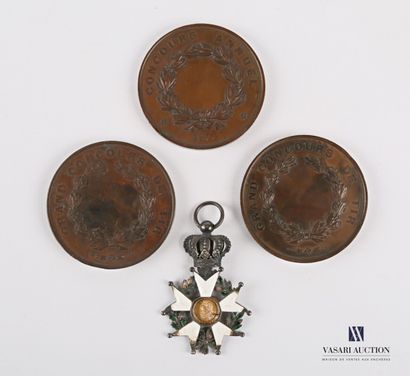 null Lot de médailles comprenant une décoration en métal et émail présentant un profil...