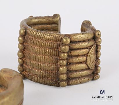 null AFRIQUE

Lot de trois bracelets ou manilles en bronze à décor de perles, spirales,...