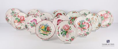 null Earthenware lot comprising fourteen plates with polychrome decoration of birds...