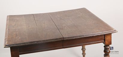 null Table en bois naturel mouluré, le plateau de forme carrée coulissant en son...