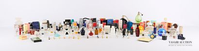 null Lot de flacons de parfums miniatures, boites de savons et échantillons de diverses...