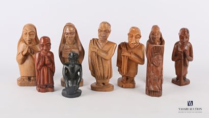 null AFRIQUE - ANGOLA

Neuf sujets en bois sculpté figurant des personnages en prière

XXème...