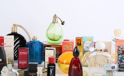null Lot de flacons de parfums miniatures, boites de savons et échantillons de diverses...