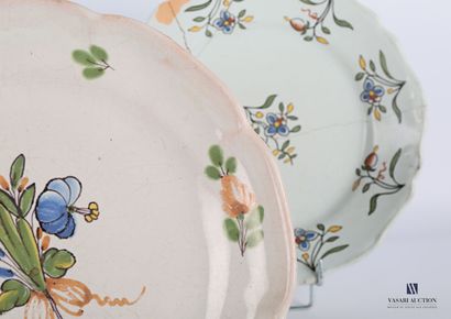 null Set of five earthenware plates with polychrome decoration of flowers.

(chips,...