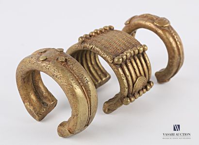 null AFRIQUE

Lot de trois bracelets ou manilles en bronze à décor de perles, spirales,...