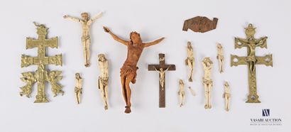 null Lot of ten Christs in bone or resin of various sizes

(accidents, missing and...