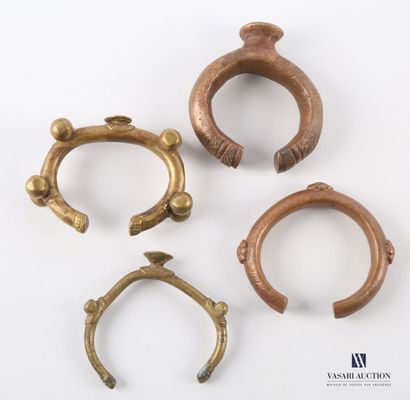 null AFRIQUE

Lot de quatre bracelets monnaie ou manilles en bronze et cuivre, à...