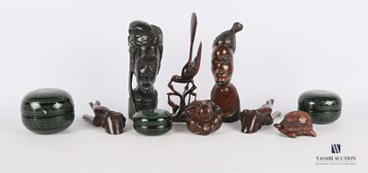 null Lot de sujets en bois comprenant deux têtes d'africains (Haut. 20 et 19,5 cm)...