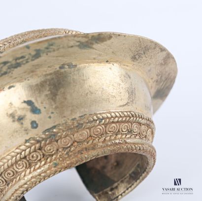 null MOSSI- BURKINA FASO

Bronze bracelet curved with a fin, the edges hemmed with...