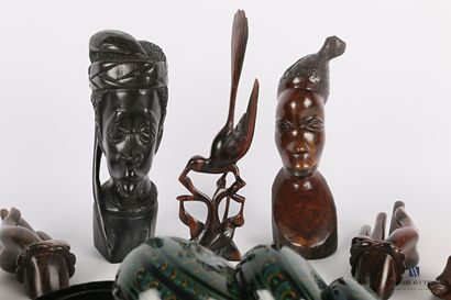null Lot de sujets en bois comprenant deux têtes d'africains (Haut. 20 et 19,5 cm)...
