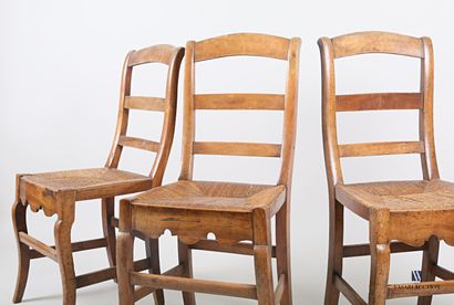 null Suite of three chairs in natural wood, the slightly inclined back presents three...