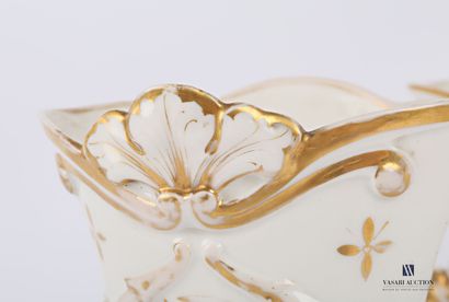 null Paire de vases cornet en porcelaine blanche et rehauts d'or posant sur un socle...