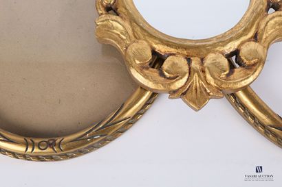 null Lot including a pair of oval moulded and carved wooden frames with a frieze...