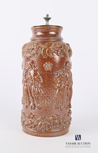 null BEAUVAIS

A stoneware tobacco pot in bottle form, the lid in pewter and cork,...