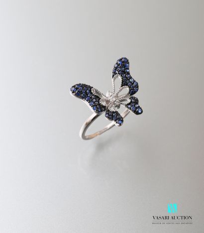 null Butterfly ring in white gold 750 thousandths, the body decorated with three...