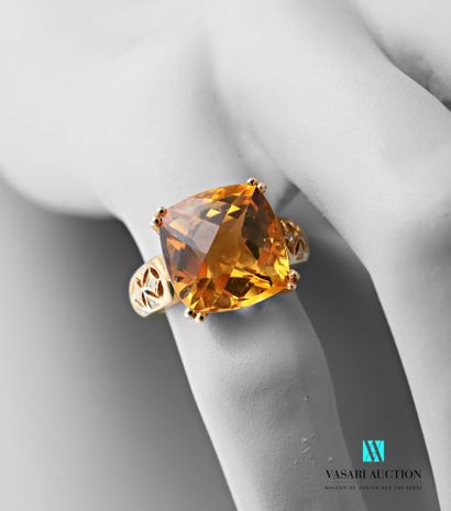 null Yellow gold ring 750 thousandths decorated with a facetted cushion-cut citrine...