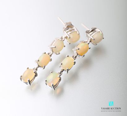 null Pair of silver earrings 925 thousandths set with four cabochon opals 

Gross...