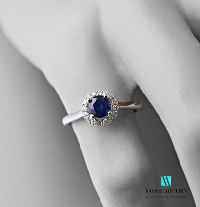 null Ring in white gold 750 thousandth set in its center of a round cut sapphire...