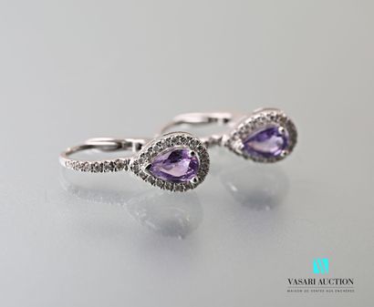 null Earrings in white gold 750 thousandth set with two tanzanites of pear cut hemmed...