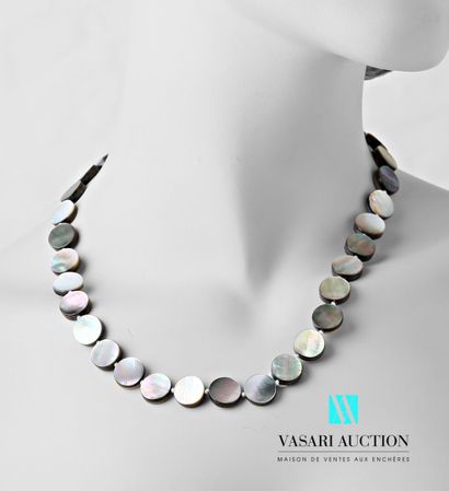 null Necklace decorated with round mother-of-pearl pastilles, metal clasp.

Length...
