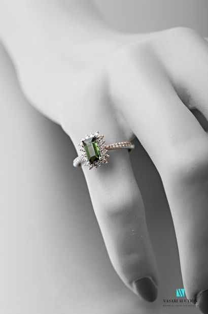 null Bague en or blanc 750 millièmes ornée d'une tourmaline verte de taille émeraude...