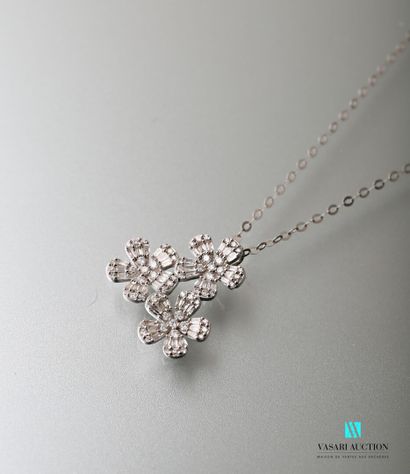 null Chain and its pendant in white gold 750 thousandths decorated with three flowers...