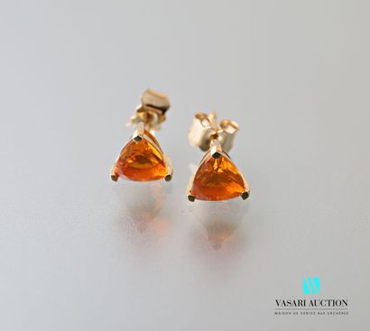 null Pair of earrings in yellow gold 750 thousandths of triangular form set with...