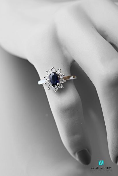 null Ring margueritte in white gold 750 thousandths set with a central sapphire calibrating...