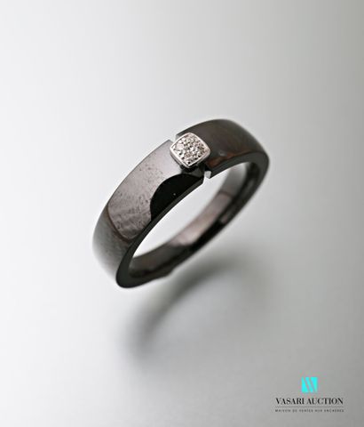 null Black ceramic ring with a square motif in the centre, decorated with four diamonds.

Gross...