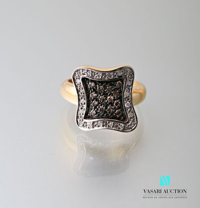 null Yellow gold ring 750 thousandths with square motive with moved edges decorated...