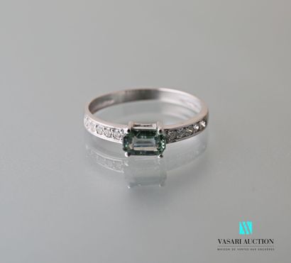 null Ring in white gold 750 thousandth set in its center of a green sapphire of size...